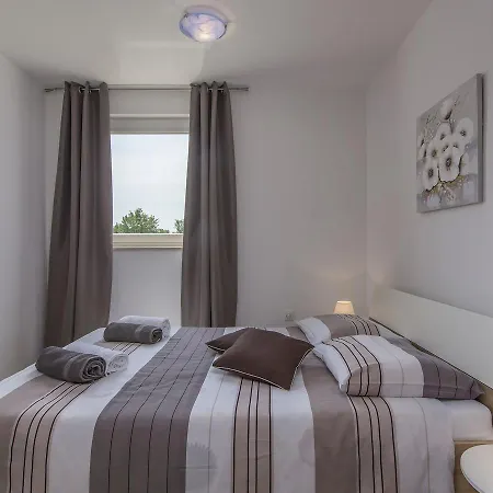 Luxurious In Kastelir-labinci With Swimming Pool *