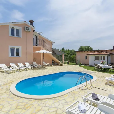 Luxurious In Kastelir-labinci With Swimming Pool 빌라