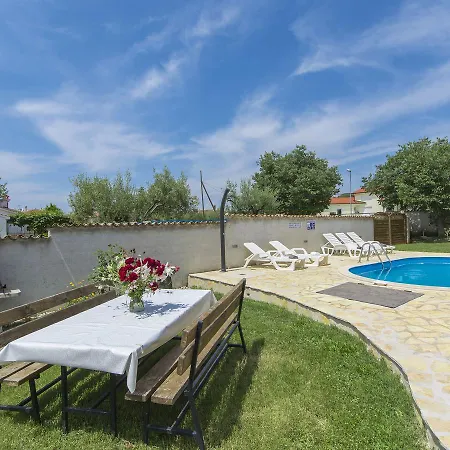 빌라 Luxurious In Kastelir-labinci With Swimming Pool Labinci